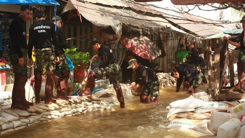 Lục quân giúp dân chống lụt